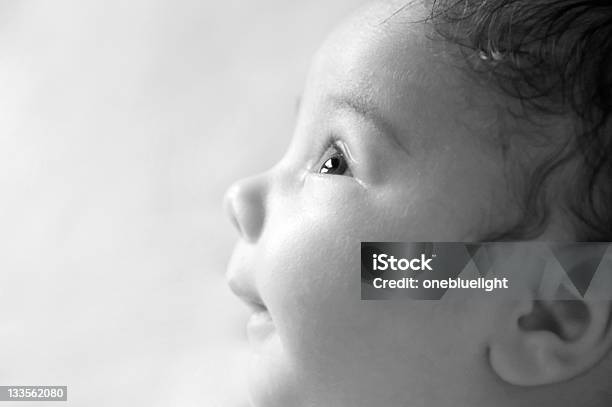 Sonriente Bebé Perfil Blanco Y Negro Foto de stock y más banco de imágenes de Bebé - Bebé, Primer plano, Blanco y negro