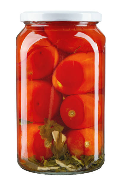 conserva. tomate en escabeche en vidrio aislado sobre fondo blanco. - relish jar condiment lid fotografías e imágenes de stock
