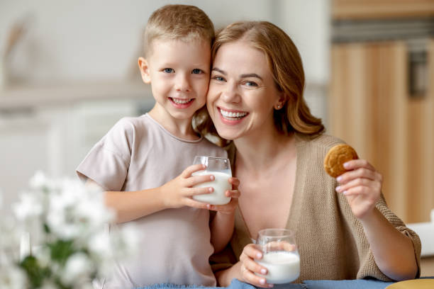 delighted mother and son hugging during breakfast - family mother domestic life food imagens e fotografias de stock