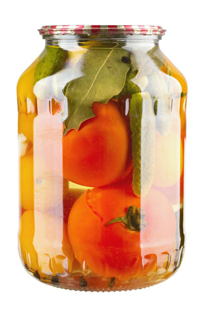 保持。白い背景に分離ガラスのトマトの漬け物。 - preserves pickle jar relish ストックフォトと画像