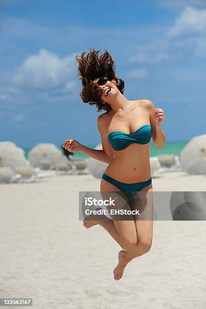 Biquini Modelo En La Playa De Salto Foto de stock y más banco de imágenes de Actividades recreativas - Actividades recreativas, Adulto, Adulto joven