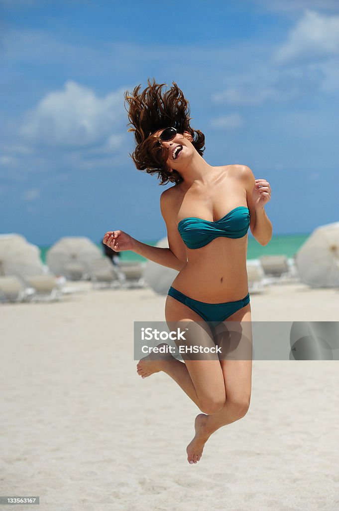 Modelo de biquíni na praia pulando - Foto de stock de Adulto royalty-free