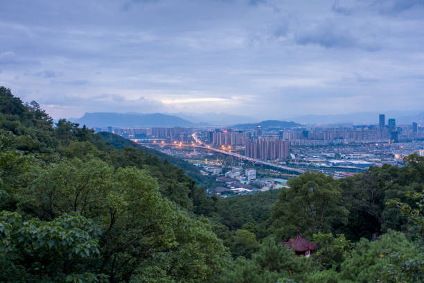 guardando la città di fuzhou, la provincia del fujian, la cina dalla montagna - fuzhou foto e immagini stock