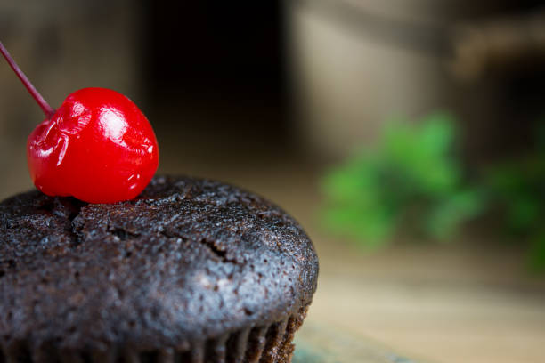 cupcakes de chocolate em um prato de vidro, atmosfera de verão, dia quente, conceito de estilo de vida. - cupcake crumb sweet wrapper chocolate - fotografias e filmes do acervo