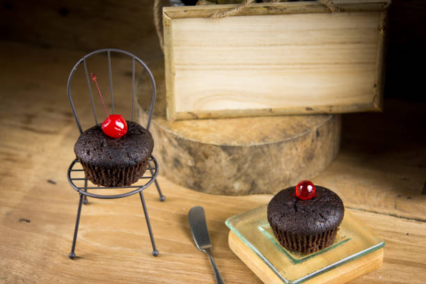 cupcake al cioccolato su sedia, atmosfera estiva, giornata calda, concetto di stile di vita, spazio di copia. - cupcake crumb sweet wrapper chocolate foto e immagini stock