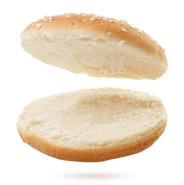 두 개의 반쪽으로 잘라 버거 번은 흰색 배경에 날아. 격리 - hamburger bun bread isolated 뉴스 사진 이미지