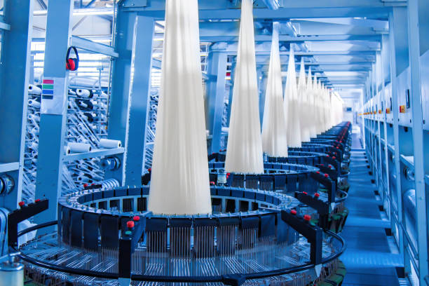 工業用バッグの製造のための白いポリプロピレンの平糸の生産。アリソン円形織機織りバッグマシン。ポリプロピレンスリーブの製造。シャトル。 - ポリプロピレン ストックフォトと画像