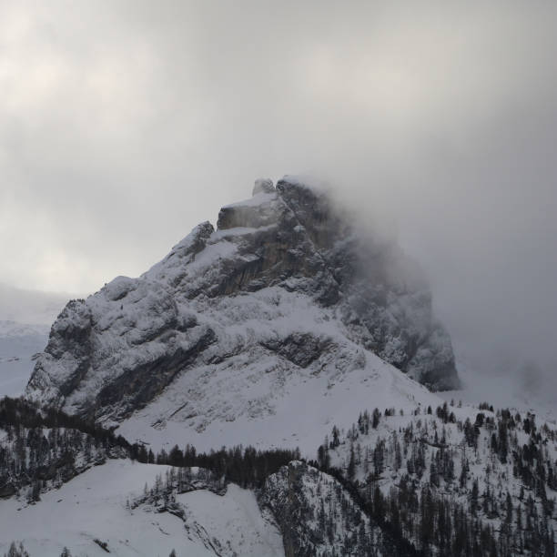 nube che si avvolge intorno al monte mittaghore. - bernese oberland gstaad winter snow foto e immagini stock