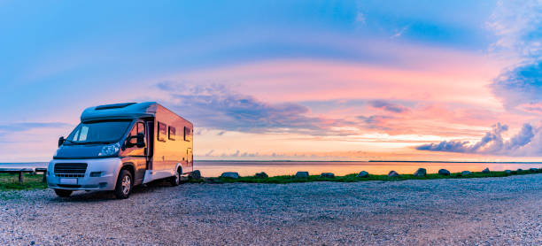 autocaravana al atardecer en la playa - autocaravana fotografías e imágenes de stock