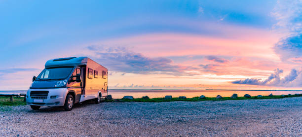 camper al tramonto sulla spiaggia - road landscape journey road trip foto e immagini stock