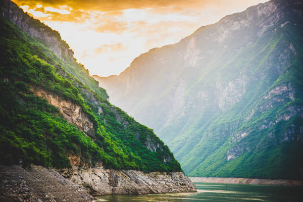 coucher de soleil dans trois gorges avec des montagnes dans le fleuve yangtze en chine - hubei province photos et images de collection