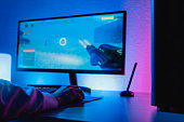 young-gamer-streaming-shooter-online-videospiel-technologie-trends-konzept-fokus-zur-hand.jpg?b=1&s=170x170&k=20&c=uitLmCPjHCbltnZ83caSiU1Q6ykz6yvjbrBU6dopA44=