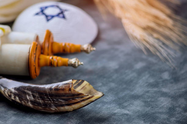 atributos y símbolos de la tradición religiosa de la fiesta judía - yom kippur fotografías e imágenes de stock