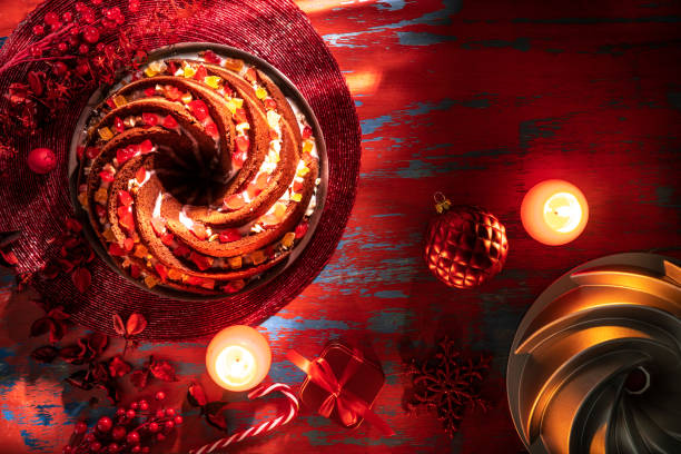 레드 벨벳 케이크 로 번트 케이크 모양 에 크리스마스 빨간 장식 배경 - chocolate cake dessert bundt cake 뉴스 사진 이미지