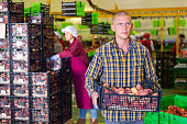 mann-mit-einer-kiste-voller-pfirsiche-und-junge-frau-beim-packen.jpg?b=1&s=170x170&k=20&c=1LU9Nz8AIZU0se2v2N6mz5aFFeV67nbdrmLtAt8hq8o=
