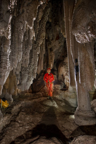 säulenhöhle, marmorkaskade - spelunking stock-fotos und bilder