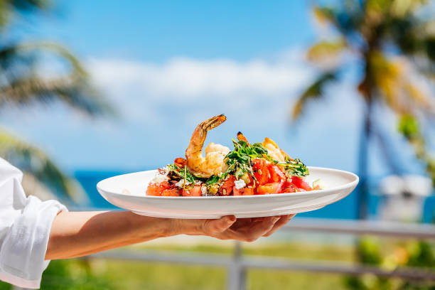 hand with shrimp dish, waiter hand with shrimp dish - amêijoa marisco imagens e fotografias de stock