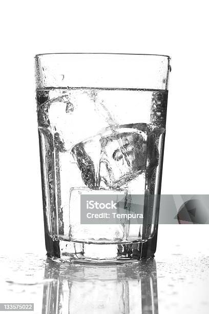 Copo De Água Fria - Fotografias de stock e mais imagens de Bebida - Bebida, Bebida Fresca, Branco