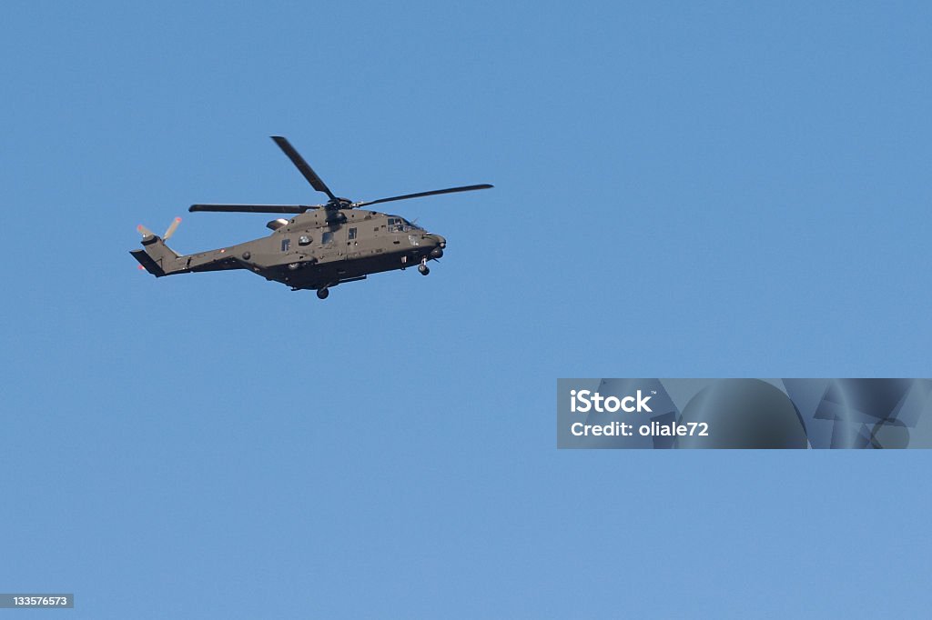Helicóptero militar volando en el cielo azul - Foto de stock de 2000-2009 libre de derechos