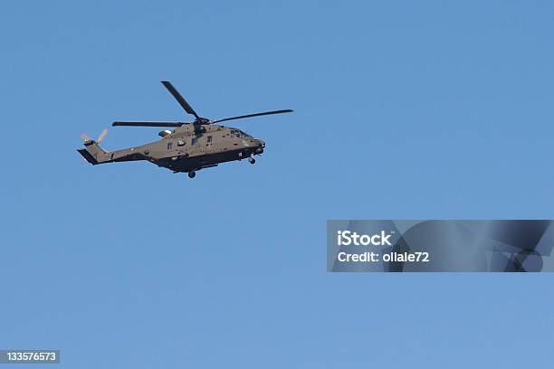 Helicóptero Militar Volando En El Cielo Azul Foto de stock y más banco de imágenes de 2000-2009 - 2000-2009, Aire libre, Aterrizar