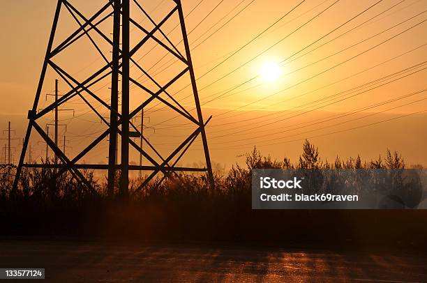 Электрический И Солнечная Энергия — стоковые фотографии и другие картинки Айрон - Айрон, Бизнес, Глобус