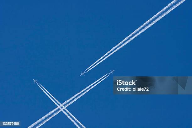 Самолета В Голубое Небо С Воздушного Трафика След От Самолёта — стоковые фотографии и другие картинки 2000-2009