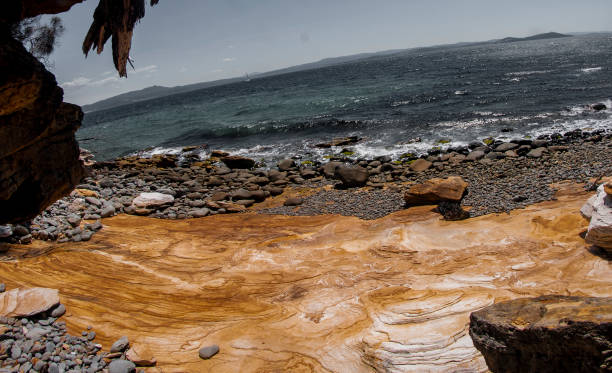 belle formation rocheuse sur la plage de l’île de tasmanie en australie - australian culture sea coastline rock formation photos et images de collection