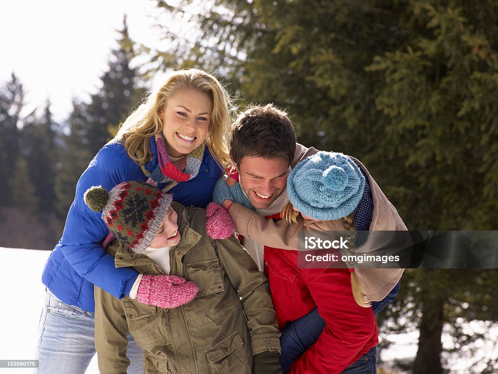 Молодая семья в горах снег пейзаж - Стоковые фото Женский пол роялти-фри