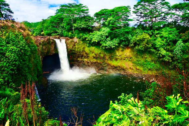 l'altro lato dell'arcobaleno - hawaii islands big island waterfall nobody foto e immagini stock