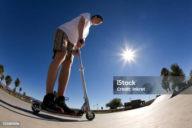 Foto de Passeio De Scooter e mais fotos de stock de Adolescente - Adolescente, Adolescência, Ciclismo