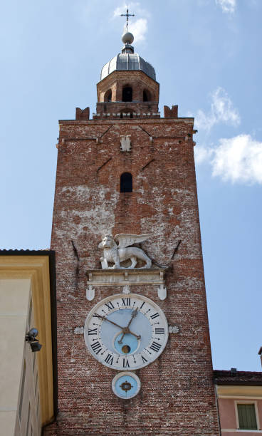 relógio da torre (torre cívica) de castelfranco veneto. treviso, itália. - tower treviso veneto palace - fotografias e filmes do acervo