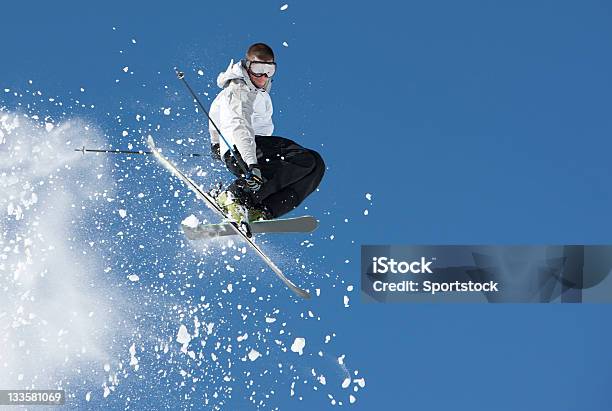 Ski Jump Stockfoto und mehr Bilder von Abenteuer - Abenteuer, Aktivitäten und Sport, Aufnahme von unten