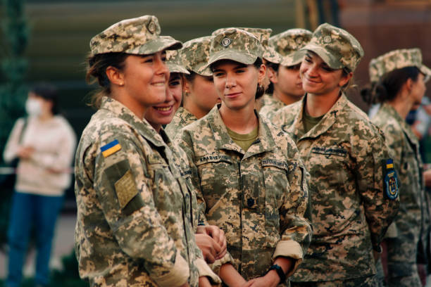 kyiv, ukraine - august 20, 2021: rehearsal of the military parade on occasion of 30 years independence day of ukraine. young smiling women in military camouflage uniform on khreshchatyk street. - 烏克蘭文化 圖片 個照片及圖片檔