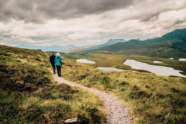 sentiero escursionistico in scozia - loch assynt foto e immagini stock