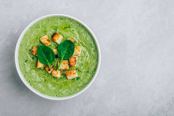 zuppa di crema verde. zuppa cremosa di broccoli di spinaci con crostini su sfondo di pietra grigia. - stone leek foto e immagini stock