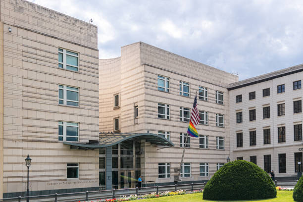 посольство соединенных штатов америки, сша в берлине, германия. - united staates стоковые фото и изображения