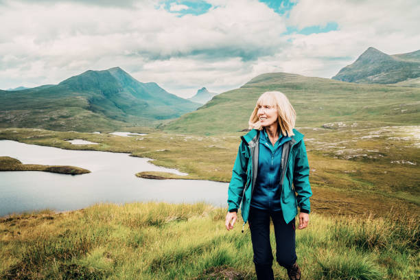 proven method for a personal reboot - loch assynt fotos imagens e fotografias de stock