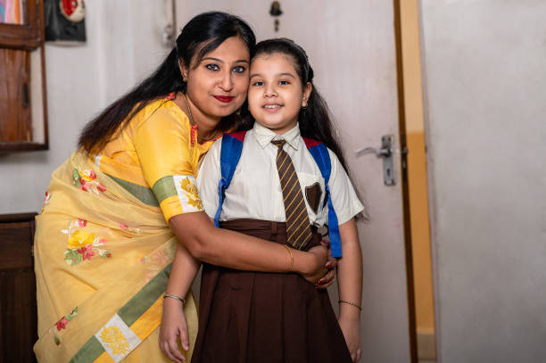 아시아 / 인도 어머니와 그녀의 딸은 학교에 가는. - india car indian culture indian ethnicity 뉴스 사진 이미지