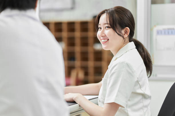 病院で働く女性看護師 - 心療内科クリニック ストックフォトと画像