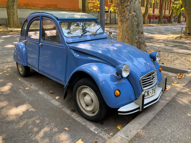 blue 2cv, a citroen vintage french car parked in the streets of aix en provence, france - citroën 2cv stockfoto's en -beelden