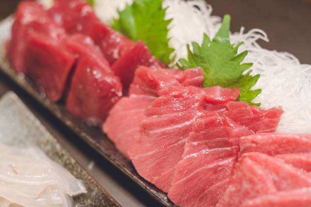 오마에서 모듬 빨강, 중간 및 지방 참치 생선회 - tuna sashimi sea fish 뉴스 사진 이미지