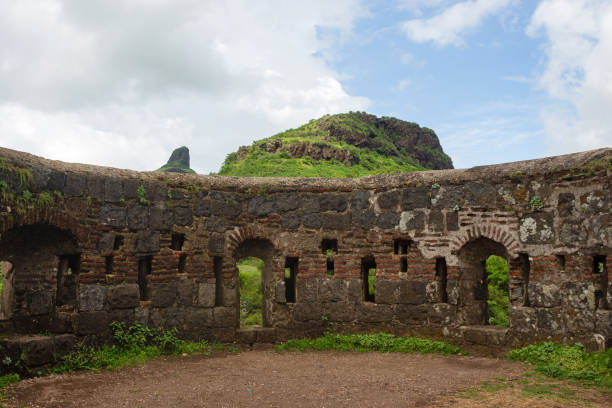vista interna del vecchio muro di protezione in rovina del forte di dhodap, nashik, maharashtra, india. secondo forte più alto dei monti sahyadri - tropical rain forest foto e immagini stock