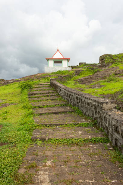 stairs and the view of lord shiva temple on top of the fort, hatgad fort, nashik, maharashtra, india. - maratha imagens e fotografias de stock