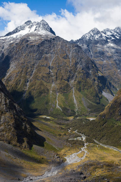 upper hollyford valley e milford road, parque nacional fiordland - hollyford river valley - fotografias e filmes do acervo