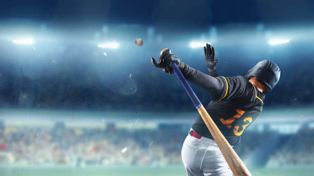 프로 야구 선수 모션, 스포트라이트와 함께 푸른 저녁 하늘을 통해 경기장에서 경기 중 행동. 스포츠, 쇼, 경쟁의 개념. - baseball bat baseball helmet baseballs bat 뉴스 사진 이미지