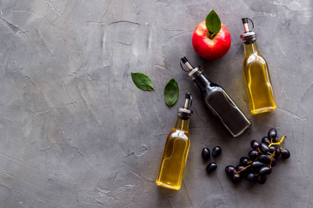 vino tinto y vinagre de sidra de manzana con uvas y manzanas tintas - balsamic vinegar bottle vinegar red wine fotografías e imágenes de stock