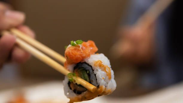 스시 롤 일본 진미. 쌀과 생선에서 일본 전통 음식. 음식의 아름다운 서빙 . 맛있는 진미 세트. - sashimi sushi caviar black 뉴스 사진 이미지