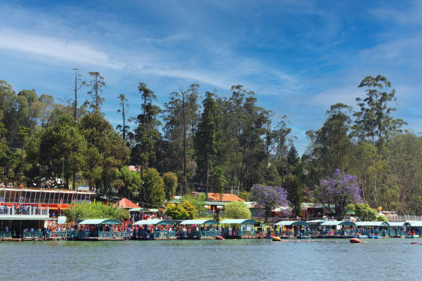 29th Mar 2016, Ootty,  Tamil Nadu, India. Ooty Boat House entry point, with tourists waiting for a ride 29th Mar 2016, Ootty,  Tamil Nadu, India. Ooty Boat House entry point, with tourists waiting for a ride tamil nadu landscape stock pictures, royalty-free photos & images