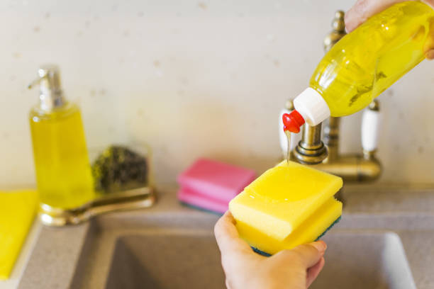 주방 싱크대에 스폰지가 있는 식기 세척 액 - dishwashing detergent 뉴스 사진 이미지