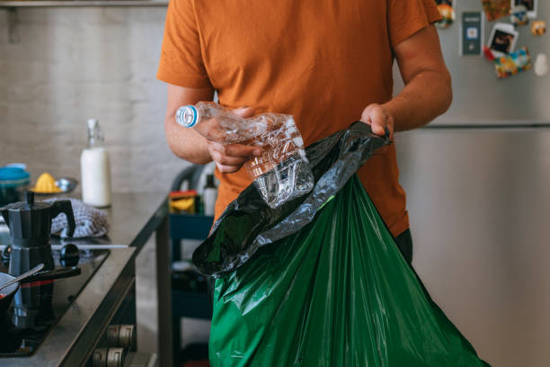 집에서 요리 : 쓰레기 봉투와 잘 생긴 남자 - recycling bag garbage bag plastic 뉴스 사진 이미지